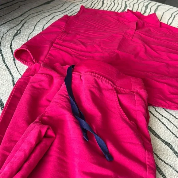 FIGS- Women's Scrub Whole Set (top and pants) - Picture 5 of 9